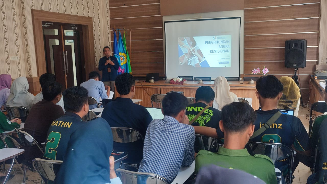 Kuliah Umum di Polsri Kampus Banyuasin: Kepala BPS Banyuasin Paparkan Perbedaan Metodologi Penghitungan Kemiskinan